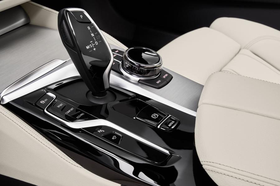 Детали интерьера BMW 530i Touring Luxury Line (G31) 2020 года  (WW) (фото 36 из 73)